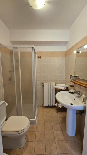 Standard Double Room, Balcony | Bathroom - B&B Triskèles (Giardini Naxos)
