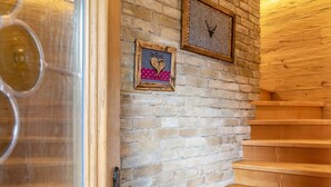 A wooden staircase with a brick wall. - Apartment 'Ferienwohnung Gipfelblick' with Mountain View, Balcony and Wi-Fi (Oberau)