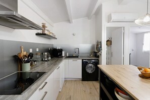 Fridge, microwave, oven, stovetop - Holiday Home 'Mer Et Montagne À Conca' with Mountain View, Private Terrace and Wi-Fi (Conca)