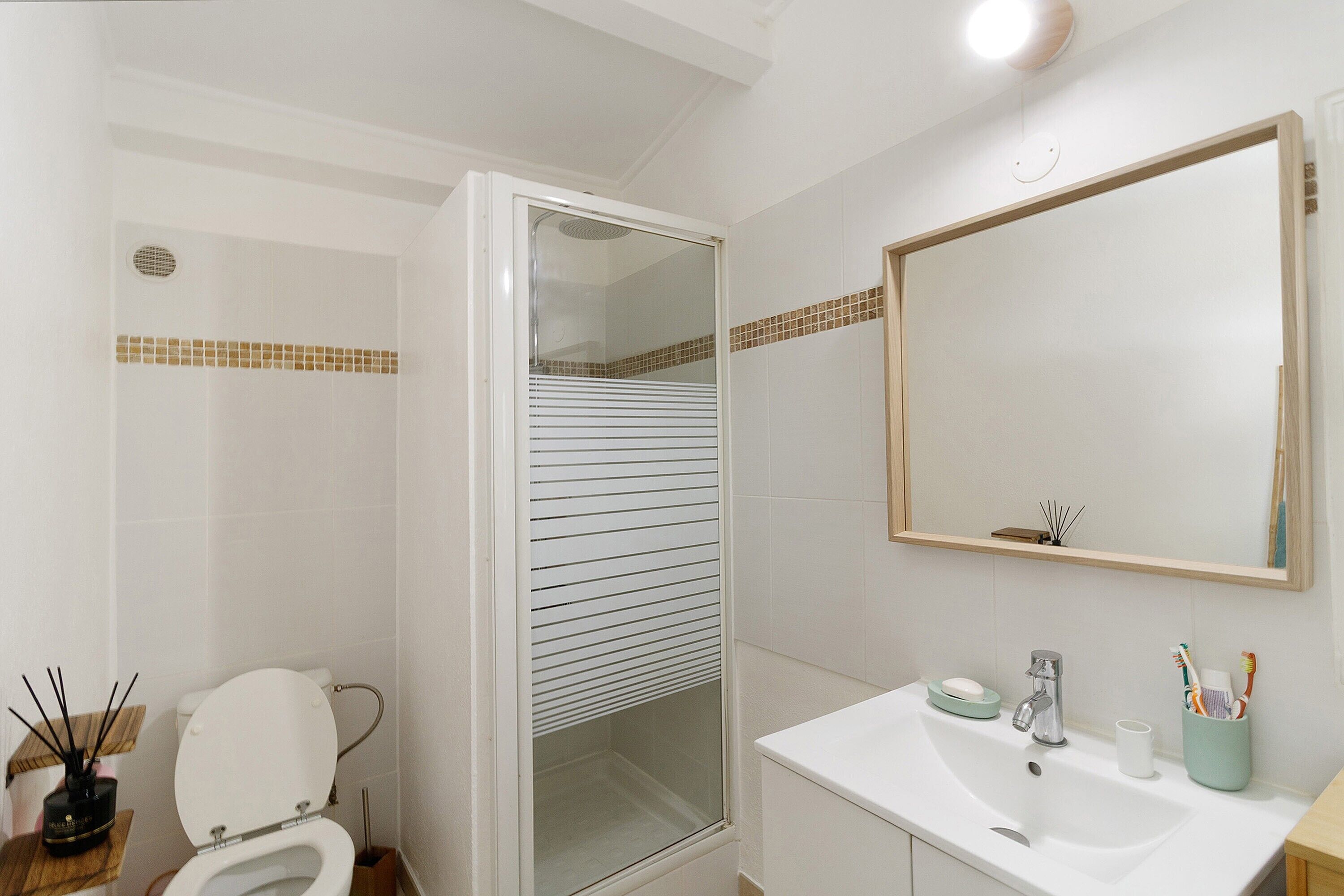 Een douche, een haardroger, handdoeken