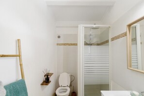 Dusche, Haartrockner, Handtücher