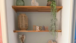 Uma estante suspensa com objetos decorativos e plantas.