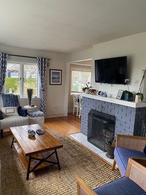 Smart TV - Charming West Coast Retreat – Walk to Beach, Easy Access to FIFA World Cup (West Vancouver)