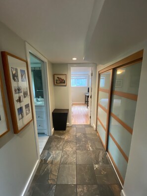 4 bedrooms, iron/ironing board, WiFi, bed sheets - Charming West Coast Retreat – Walk to Beach, Easy Access to FIFA World Cup (West Vancouver)
