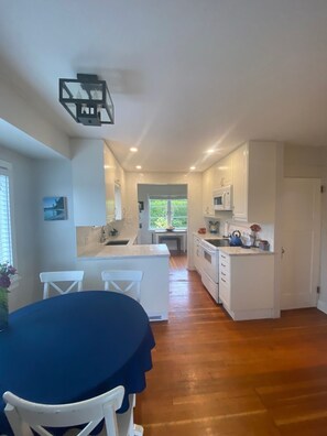 Private kitchen - Charming West Coast Retreat – Walk to Beach, Easy Access to FIFA World Cup (West Vancouver)