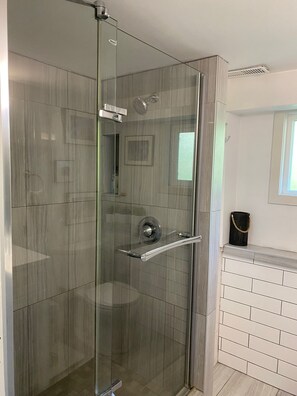 Shower, hair dryer, towels, soap - Charming West Coast Retreat – Walk to Beach, Easy Access to FIFA World Cup (West Vancouver)