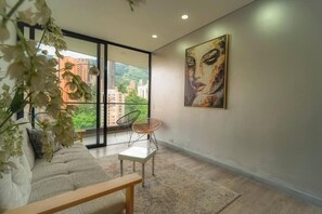 Apartamento, sacada, vista para a cidade | Área de estar