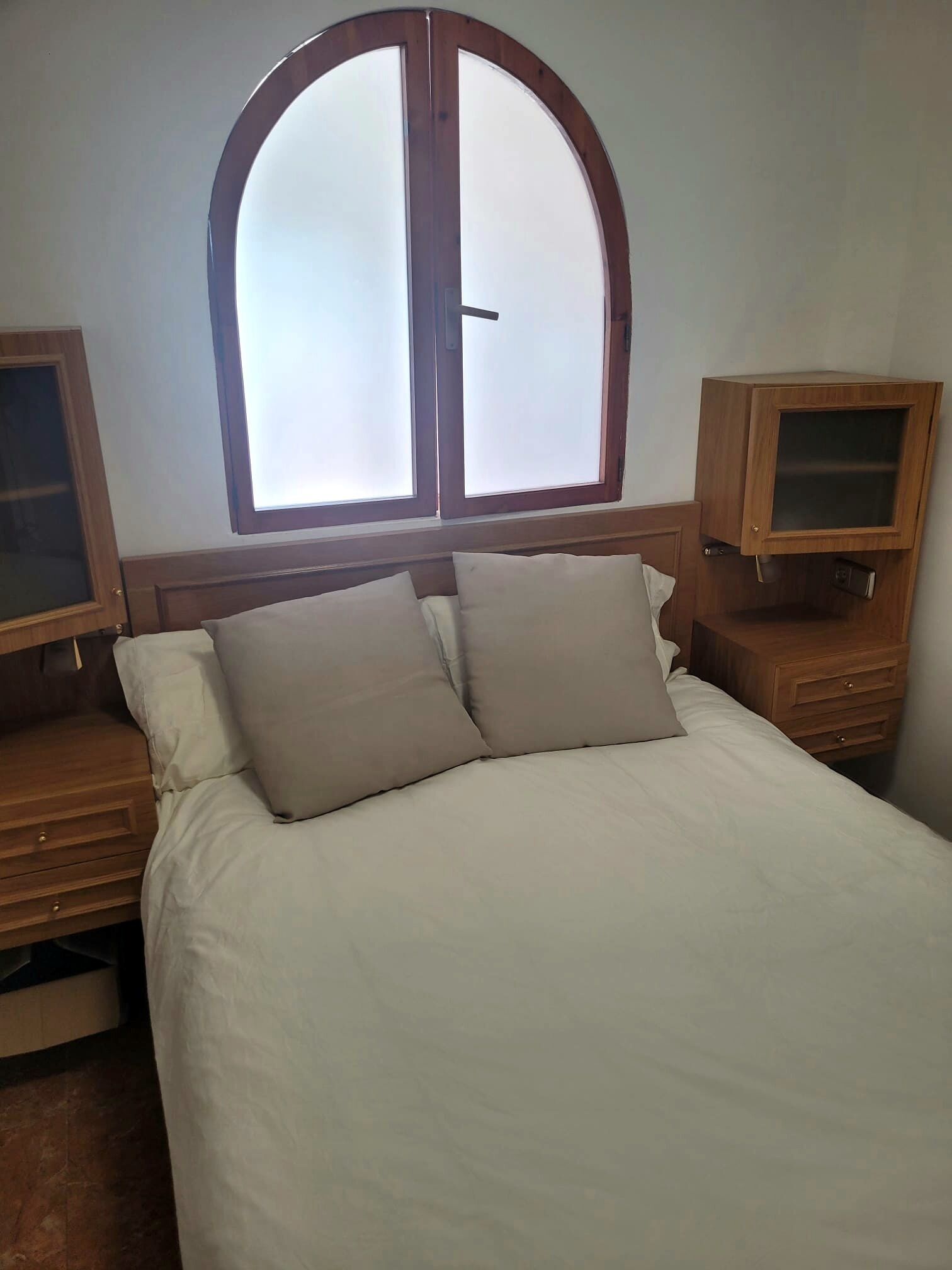 1 chambre, fer et planche à repasser