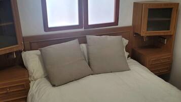 1 chambre, fer et planche Ă repasser
