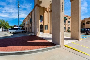 Property grounds - Guesthouse Inn & Suites Albuquerque (Albuquerque)