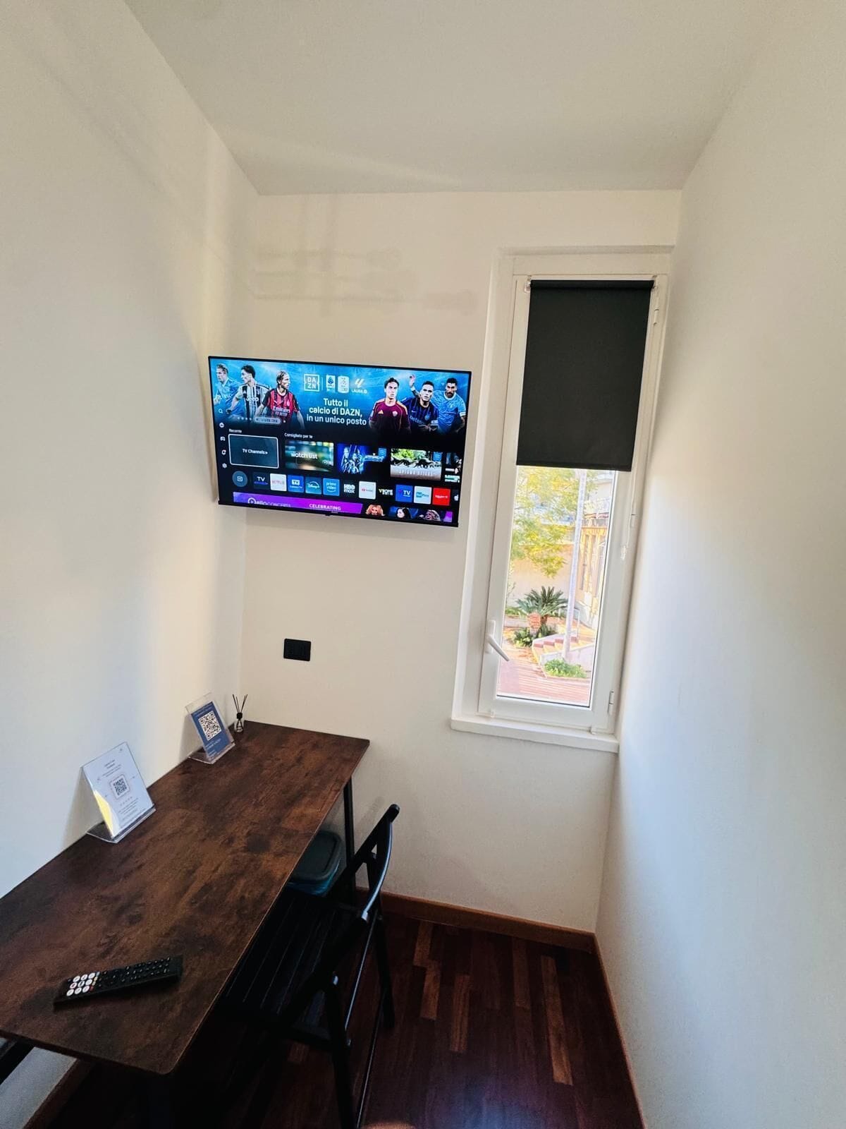 Single room with 40" TV