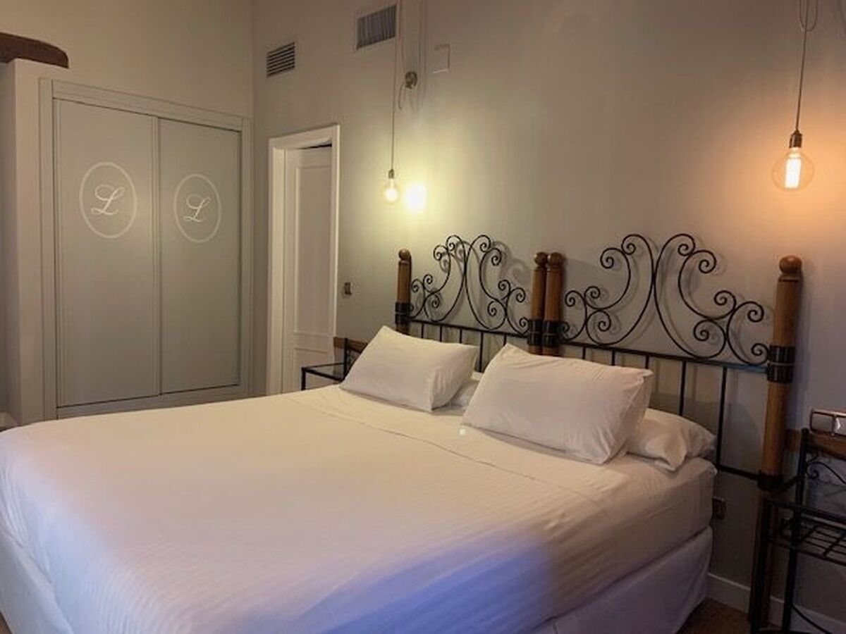 Quarto casal standard, vista para a colina