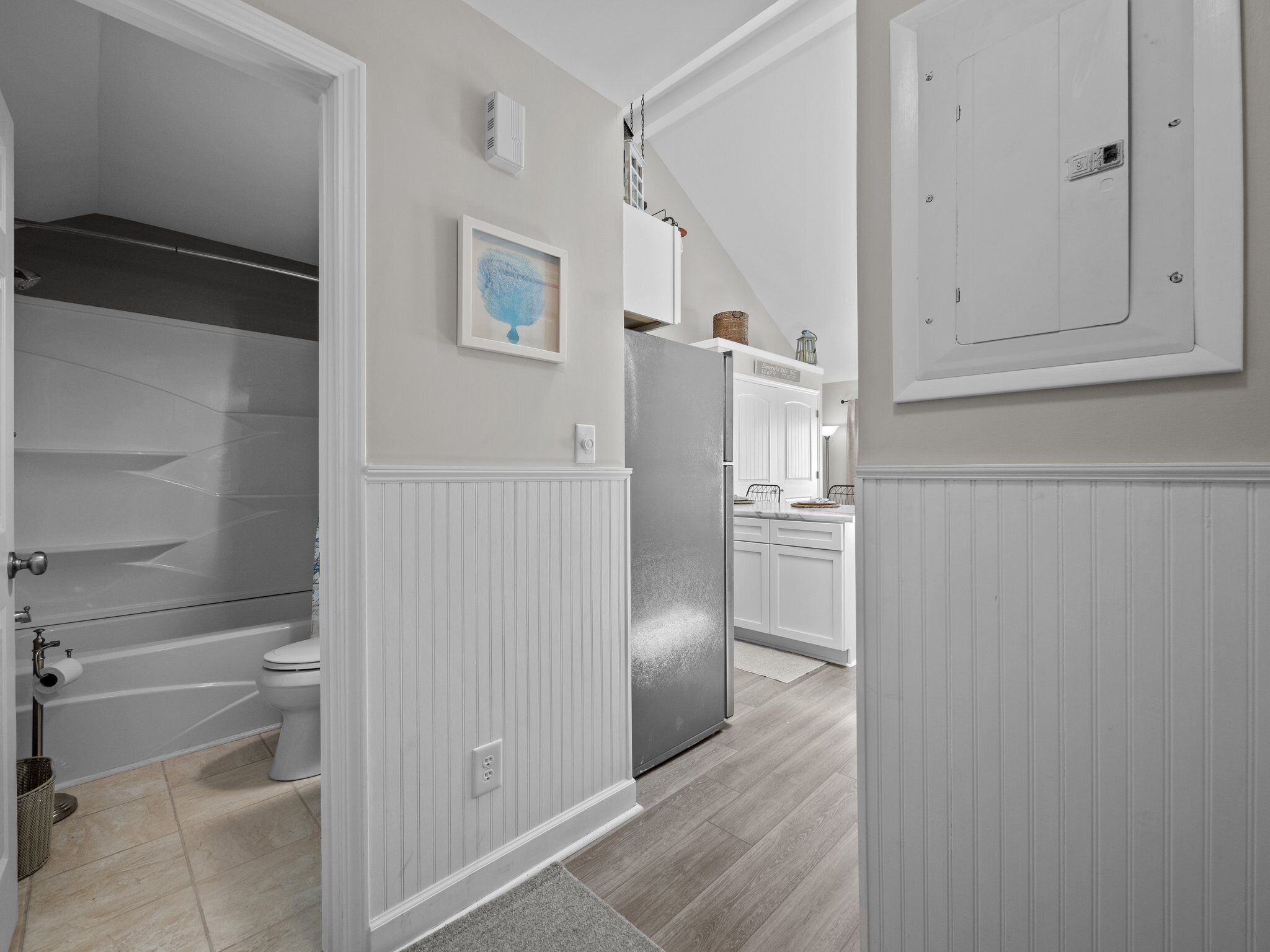 Une salle de bain comprenant des toilettes, une baignoire et un espace douche.