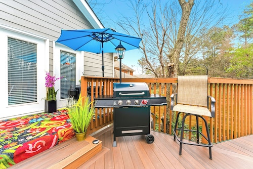 Cozy Poolhouse Retreat, Private and pet friendly in Lawrenceville