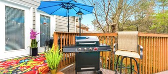 Cozy Poolhouse Retreat, Private and pet friendly in Lawrenceville