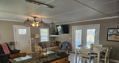 Perfect 2-bedroom house with AC in welcoming Carolina Beach property.