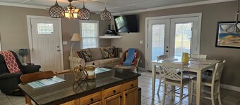 Perfect 2-bedroom house with AC in welcoming Carolina Beach property.