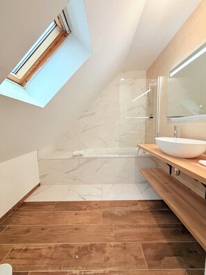 Dusche, Haartrockner, Handtücher, Seife
