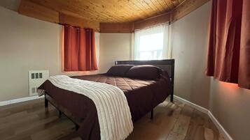 3 bedrooms, free WiFi, bed sheets, wheelchair access