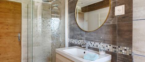 Shower, hair dryer, towels