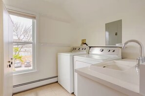 Interior - Sunny & walkable 2 bedroom atop Munjoy Hill! (Portland)