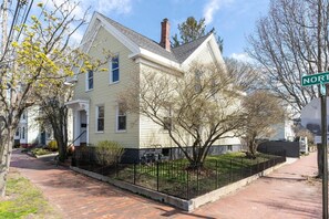 Exterior - Sunny & walkable 2 bedroom atop Munjoy Hill! (Portland)