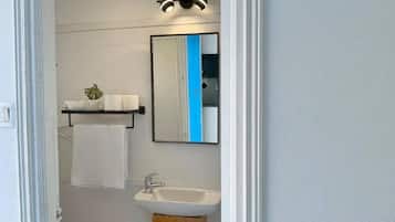 Apartamento, 2 quartos, sacada, vista para o oceano | Banheiro