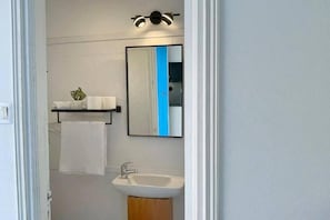 Apartment, 2 Bedrooms, Balcony, Ocean View | Bathroom - L'appartement Pied Dans L'eau (La Marsa)