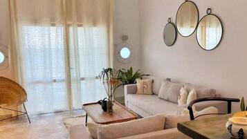 Apartamento, 2 quartos, sacada, vista para o oceano | Sala de estar