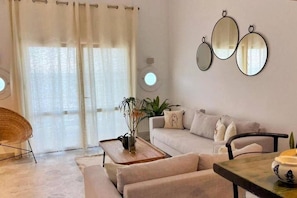 Apartment, 2 Bedrooms, Balcony, Ocean View | Living room - L'appartement Pied Dans L'eau (La Marsa)