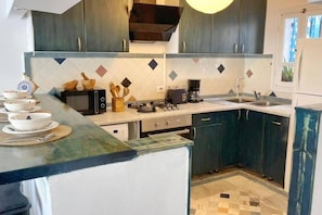 Apartment, 2 Bedrooms, Balcony, Ocean View | Interior - L'appartement Pied Dans L'eau (La Marsa)