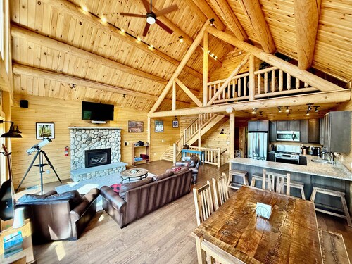 Luxury Cedar Log Cabin near Sunday River with Mtn Views, Hot Tub & Game Room