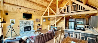 Luxury Cedar Log Cabin near Sunday River with Mtn Views, Hot Tub & Game Room