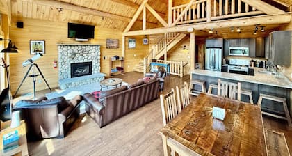 Luxury Cedar Log Cabin near Sunday River with Mtn Views, Hot Tub & Game Room