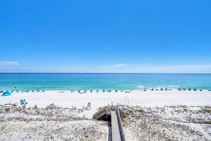 On the beach - ☀️Gulf Dunes 515 - Still Waters | Gulf Front Views | Beach Service☀️ (Fort Walton Beach)