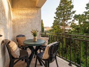 Outdoor dining - One-bedroom apartment Casa Vidasca 104 with the pool and private balcony (Novalja)