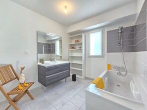 Shower, hair dryer, towels - Ty Nomeny, Cozy home near station & town (Vannes)
