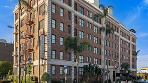 A multi-story hotel with a brick facade, multiple windows, and a sign indicating 'Park Manor.' - 2br Deluxe w/ Balcony in Historic Hotel San Diego (San Diego)