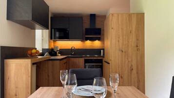 Wasserkocher mit Kaffee-/Teezubehör, Kühlschrank, Mikrowelle, Ofen