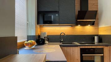 Wasserkocher mit Kaffee-/Teezubehör, Kühlschrank, Mikrowelle, Ofen