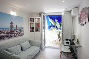 Living area - Seasonal rental Nice - T1 of 35m² with a balcony in a quiet and secure residence (Nice)