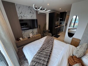 Comfort Studio, Balcony | In-room safe, desk, blackout drapes, soundproofing