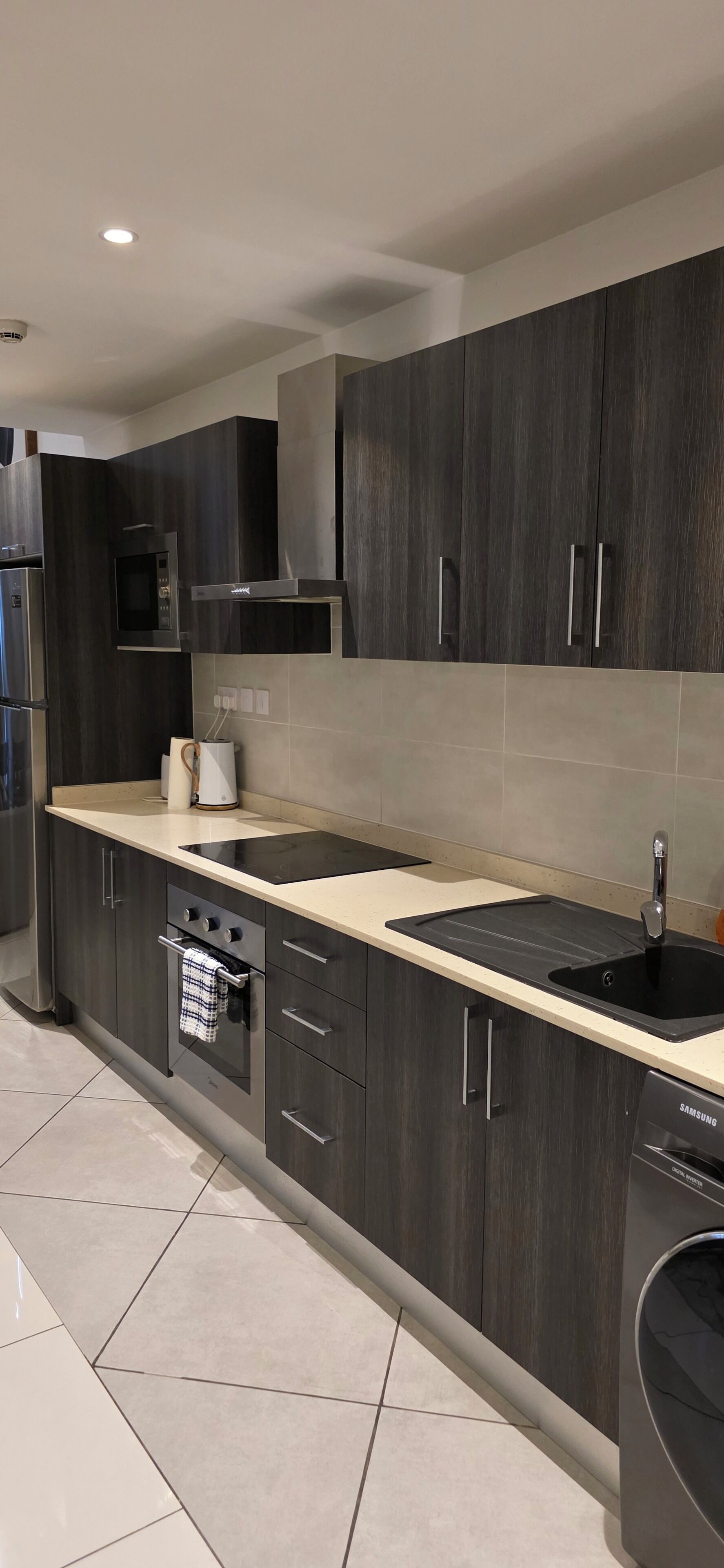 Refrigerador con freezer, microondas, horno, placa de cocina