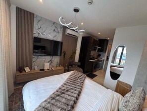Estudio Confort, balcón | Caja de seguridad en la habitación, escritorio y cortinas blackout