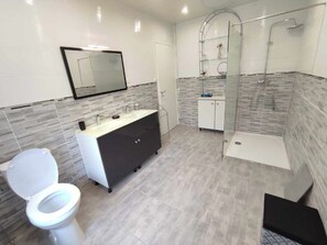 Dusche, Haartrockner, Handtücher, Toilettenpapier