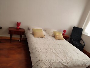 Tabla de planchar con plancha, internet y ropa de cama 
