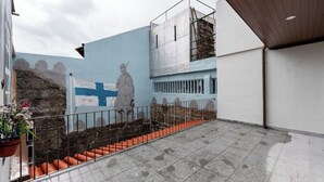 Ein Gebäude mit Wandgemälde, einer Treppe und einer Flagge.