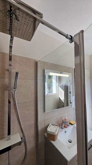 Shower, hair dryer, toilet paper - VILLA LE SUD - 2 houses, air conditioning, swimming pool, walking distance to beach and center. (Biscarrosse)