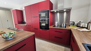 Private kitchen - VILLA LE SUD - 2 houses, air conditioning, swimming pool, walking distance to beach and center. (Biscarrosse)