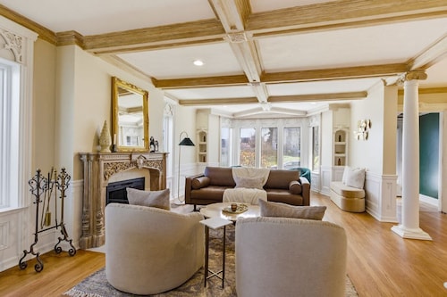 Spacious Proctor Tudor - Sleeps 16 - Dog Friendly - Walkable